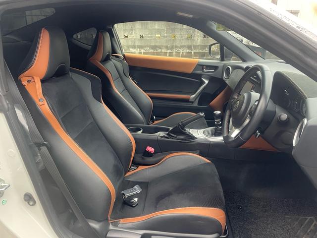 ８６ ＧＴリミテッド　ブラックパッケージ　２ＷＤ　マニュアル　純正地デジナビ　バックカメラ　ブレンボシリンダー　ＴＲＤエアロ＆マフラー　車高調　プッシュボタンスタート　スマートキー　クルーズコントロール　シートヒーター　ハーフレザーシート（3枚目）