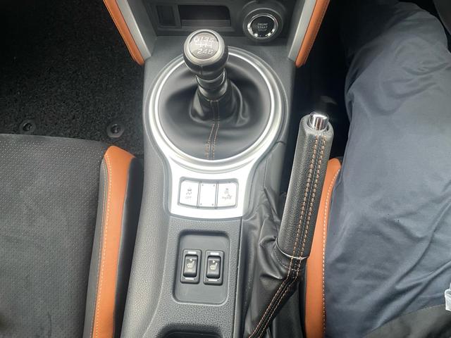８６ ＧＴリミテッド　ブラックパッケージ　２ＷＤ　マニュアル　純正地デジナビ　バックカメラ　ブレンボシリンダー　ＴＲＤエアロ＆マフラー　車高調　プッシュボタンスタート　スマートキー　クルーズコントロール　シートヒーター　ハーフレザーシート（9枚目）