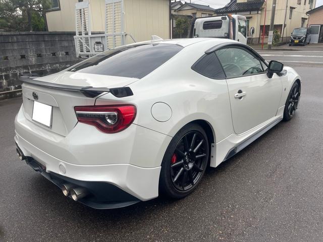 ８６ ＧＴリミテッド　ブラックパッケージ　２ＷＤ　マニュアル　純正地デジナビ　バックカメラ　ブレンボシリンダー　ＴＲＤエアロ＆マフラー　車高調　プッシュボタンスタート　スマートキー　クルーズコントロール　シートヒーター　ハーフレザーシート（18枚目）