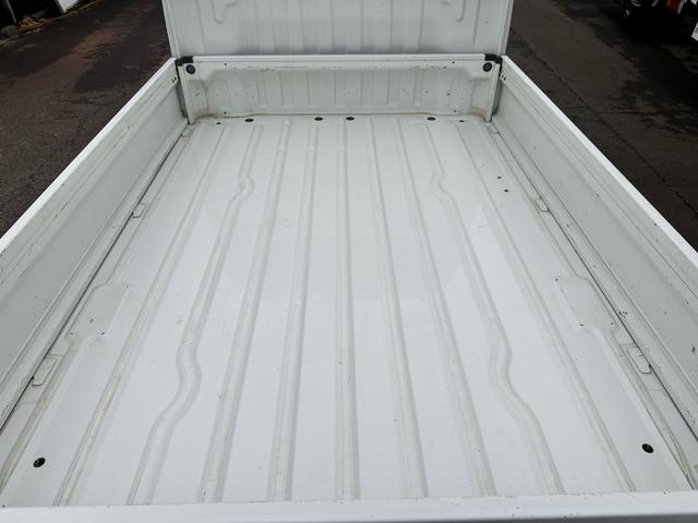 キャリイトラック KCエアコン・パワステ 4WD エアコン パワステ MT マニュアル車 スペアキー付き 純正ラジオ FM AM 車検R8年4月まで 自社保証付き 社外アルミ 純正フロアマット(10枚目)