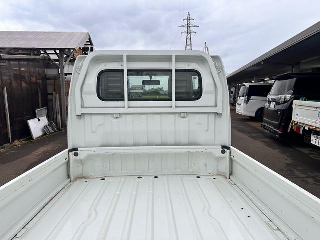 キャリイトラック KCエアコン・パワステ 4WD エアコン パワステ MT マニュアル車 スペアキー付き 純正ラジオ FM AM 車検R8年4月まで 自社保証付き 社外アルミ 純正フロアマット(11枚目)