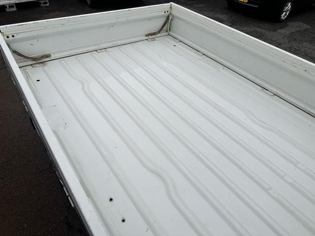 キャリイトラック KCエアコン・パワステ 4WD エアコン パワステ MT マニュアル車 スペアキー付き 純正ラジオ FM AM 車検R8年4月まで 自社保証付き 社外アルミ 純正フロアマット(12枚目)