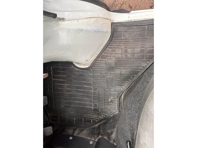 キャリイトラック KCエアコン・パワステ 4WD エアコン パワステ MT マニュアル車 スペアキー付き 純正ラジオ FM AM 車検R8年4月まで 自社保証付き 社外アルミ 純正フロアマット(17枚目)