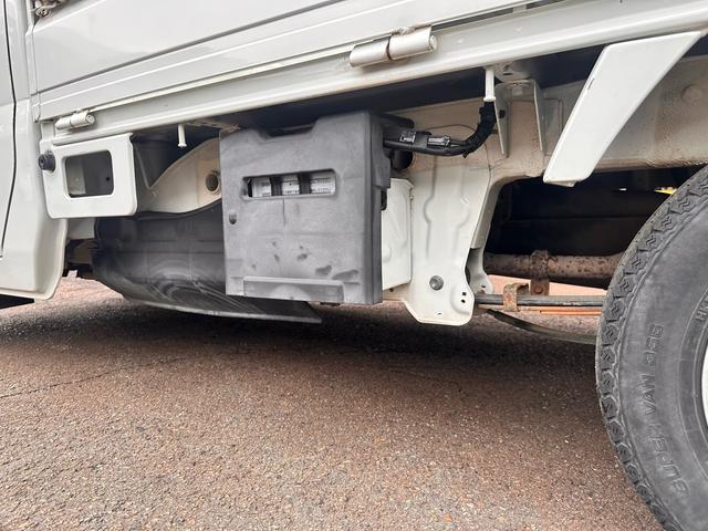 キャリイトラック KCエアコン・パワステ 4WD エアコン パワステ MT マニュアル車 スペアキー付き 純正ラジオ FM AM 車検R8年4月まで 自社保証付き 社外アルミ 純正フロアマット(23枚目)
