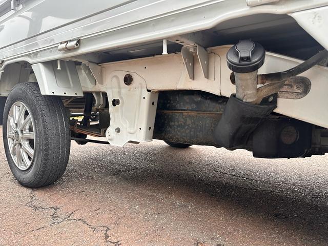 キャリイトラック KCエアコン・パワステ 4WD エアコン パワステ MT マニュアル車 スペアキー付き 純正ラジオ FM AM 車検R8年4月まで 自社保証付き 社外アルミ 純正フロアマット(24枚目)