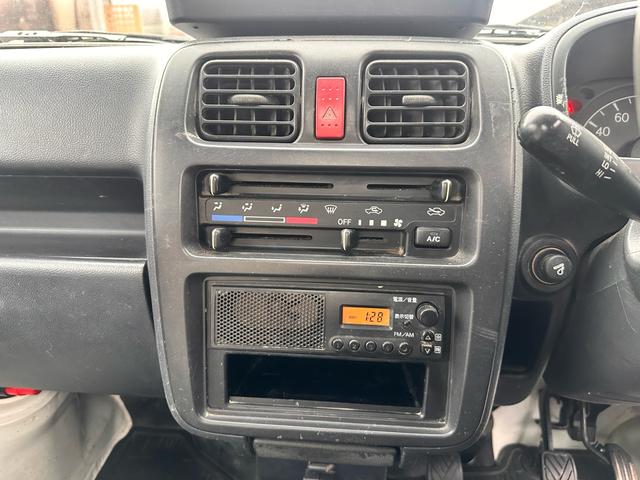 キャリイトラック KCエアコン・パワステ 4WD エアコン パワステ MT マニュアル車 スペアキー付き 純正ラジオ FM AM 車検R8年4月まで 自社保証付き 社外アルミ 純正フロアマット(26枚目)
