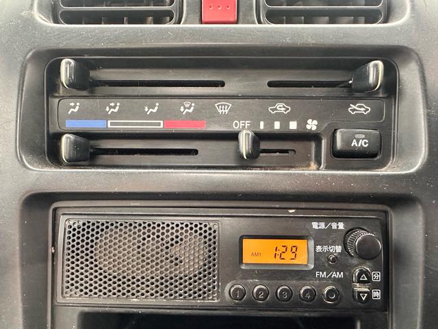 キャリイトラック KCエアコン・パワステ 4WD エアコン パワステ MT マニュアル車 スペアキー付き 純正ラジオ FM AM 車検R8年4月まで 自社保証付き 社外アルミ 純正フロアマット(30枚目)