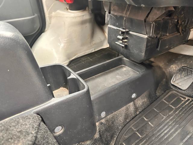 キャリイトラック KCエアコン・パワステ 4WD エアコン パワステ MT マニュアル車 スペアキー付き 純正ラジオ FM AM 車検R8年4月まで 自社保証付き 社外アルミ 純正フロアマット(31枚目)
