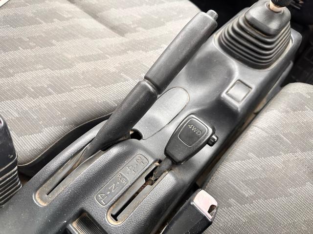 キャリイトラック KCエアコン・パワステ 4WD エアコン パワステ MT マニュアル車 スペアキー付き 純正ラジオ FM AM 車検R8年4月まで 自社保証付き 社外アルミ 純正フロアマット(32枚目)