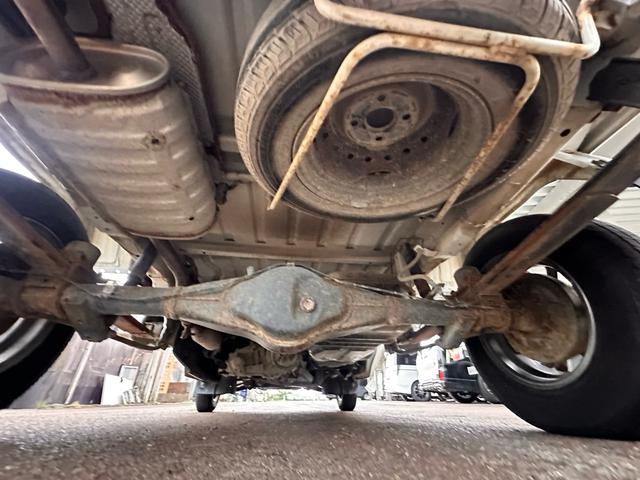 キャリイトラック KCエアコン・パワステ 4WD エアコン パワステ MT マニュアル車 スペアキー付き 純正ラジオ FM AM 車検R8年4月まで 自社保証付き 社外アルミ 純正フロアマット(33枚目)