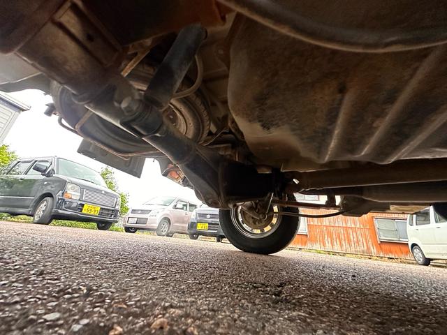 キャリイトラック KCエアコン・パワステ 4WD エアコン パワステ MT マニュアル車 スペアキー付き 純正ラジオ FM AM 車検R8年4月まで 自社保証付き 社外アルミ 純正フロアマット(35枚目)