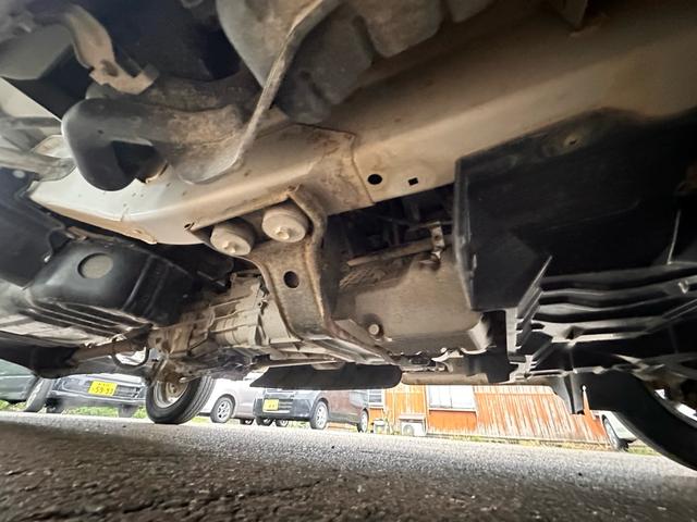 キャリイトラック KCエアコン・パワステ 4WD エアコン パワステ MT マニュアル車 スペアキー付き 純正ラジオ FM AM 車検R8年4月まで 自社保証付き 社外アルミ 純正フロアマット(37枚目)