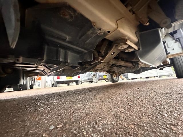 キャリイトラック KCエアコン・パワステ 4WD エアコン パワステ MT マニュアル車 スペアキー付き 純正ラジオ FM AM 車検R8年4月まで 自社保証付き 社外アルミ 純正フロアマット(40枚目)