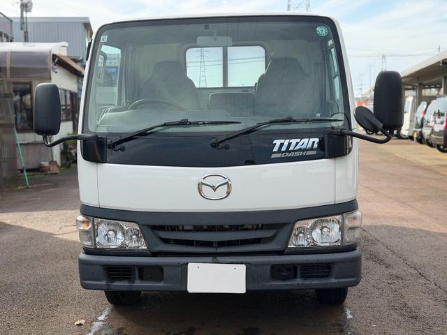 タイタンダッシュ シングルワイドローＤＸ　車検Ｒ８年４月まで　切り替え４ＷＤ　ＭＴ　純正オーディオ　電動格納ミラー　エアコン　パワーステアリング　ＨＩＤヘッドライト　ＥＴＣ車載器　シングルタイヤ　新免許対応車（4枚目）