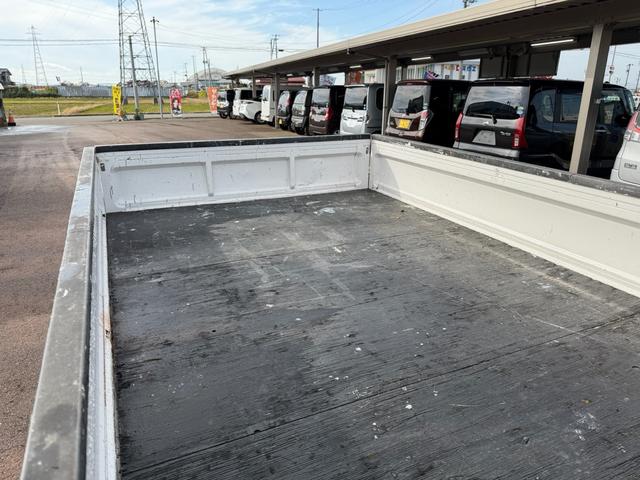 タイタンダッシュ シングルワイドローＤＸ　車検Ｒ８年４月まで　切り替え４ＷＤ　ＭＴ　純正オーディオ　電動格納ミラー　エアコン　パワーステアリング　ＨＩＤヘッドライト　ＥＴＣ車載器　シングルタイヤ　新免許対応車（13枚目）