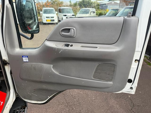 タイタンダッシュ シングルワイドローＤＸ　車検Ｒ８年４月まで　切り替え４ＷＤ　ＭＴ　純正オーディオ　電動格納ミラー　エアコン　パワーステアリング　ＨＩＤヘッドライト　ＥＴＣ車載器　シングルタイヤ　新免許対応車（14枚目）