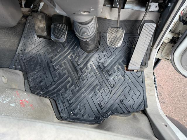 タイタンダッシュ シングルワイドローＤＸ　車検Ｒ８年４月まで　切り替え４ＷＤ　ＭＴ　純正オーディオ　電動格納ミラー　エアコン　パワーステアリング　ＨＩＤヘッドライト　ＥＴＣ車載器　シングルタイヤ　新免許対応車（17枚目）