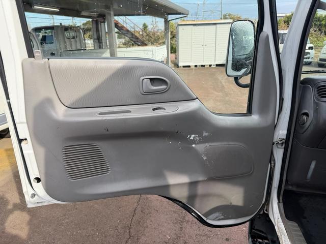 タイタンダッシュ シングルワイドローＤＸ　車検Ｒ８年４月まで　切り替え４ＷＤ　ＭＴ　純正オーディオ　電動格納ミラー　エアコン　パワーステアリング　ＨＩＤヘッドライト　ＥＴＣ車載器　シングルタイヤ　新免許対応車（18枚目）