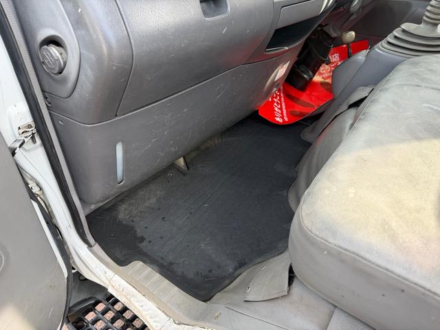 タイタンダッシュ シングルワイドローＤＸ　車検Ｒ８年４月まで　切り替え４ＷＤ　ＭＴ　純正オーディオ　電動格納ミラー　エアコン　パワーステアリング　ＨＩＤヘッドライト　ＥＴＣ車載器　シングルタイヤ　新免許対応車（21枚目）