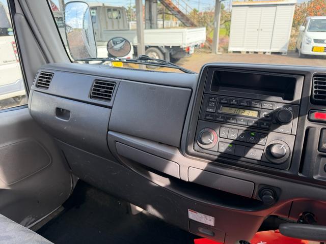 タイタンダッシュ シングルワイドローＤＸ　車検Ｒ８年４月まで　切り替え４ＷＤ　ＭＴ　純正オーディオ　電動格納ミラー　エアコン　パワーステアリング　ＨＩＤヘッドライト　ＥＴＣ車載器　シングルタイヤ　新免許対応車（23枚目）