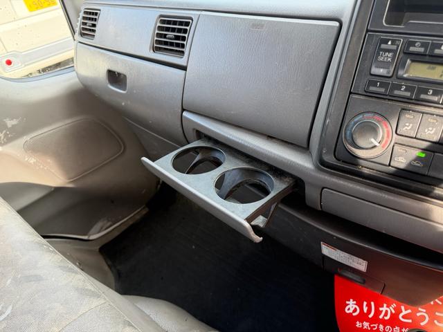 タイタンダッシュ シングルワイドローＤＸ　車検Ｒ８年４月まで　切り替え４ＷＤ　ＭＴ　純正オーディオ　電動格納ミラー　エアコン　パワーステアリング　ＨＩＤヘッドライト　ＥＴＣ車載器　シングルタイヤ　新免許対応車（27枚目）