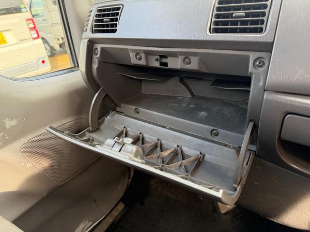 タイタンダッシュ シングルワイドローＤＸ　車検Ｒ８年４月まで　切り替え４ＷＤ　ＭＴ　純正オーディオ　電動格納ミラー　エアコン　パワーステアリング　ＨＩＤヘッドライト　ＥＴＣ車載器　シングルタイヤ　新免許対応車（28枚目）