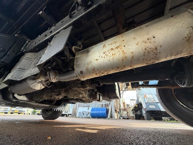 タイタンダッシュ シングルワイドローＤＸ　車検Ｒ８年４月まで　切り替え４ＷＤ　ＭＴ　純正オーディオ　電動格納ミラー　エアコン　パワーステアリング　ＨＩＤヘッドライト　ＥＴＣ車載器　シングルタイヤ　新免許対応車（42枚目）