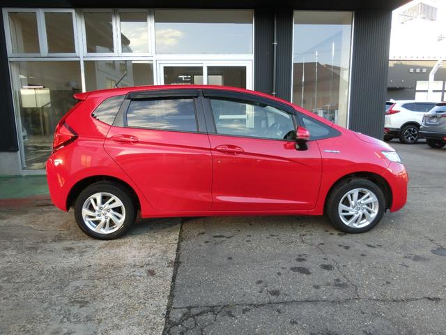 フィットハイブリッド Ｌパッケージ　Ｈｏｎｄａインターナビ・ＴＶ　リアカメラ　ＥＴＣ　ＬＥＤヘッドライト　オートリトラミラー　純正１５インチアルミホイル　４ＷＤ（4枚目）