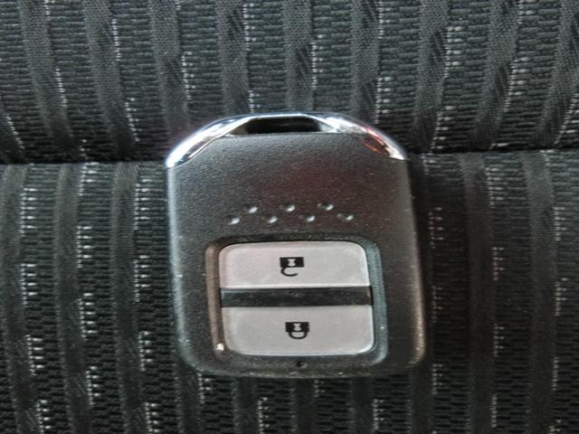 フィットハイブリッド Ｌパッケージ　Ｈｏｎｄａインターナビ・ＴＶ　リアカメラ　ＥＴＣ　ＬＥＤヘッドライト　オートリトラミラー　純正１５インチアルミホイル　４ＷＤ（7枚目）