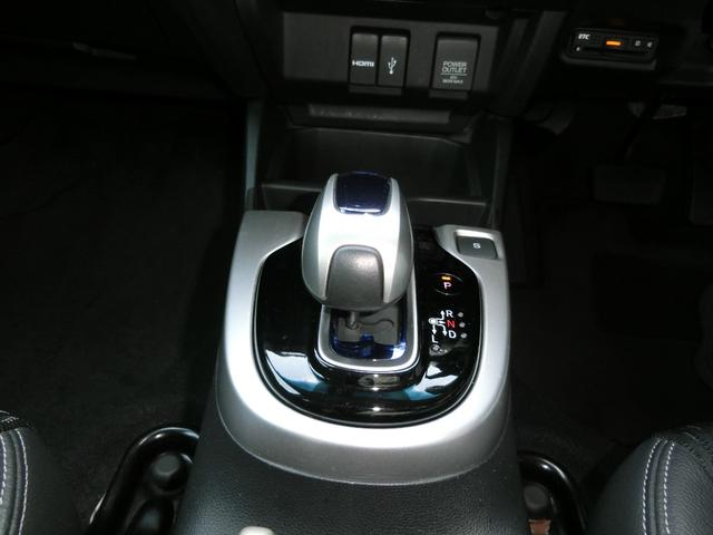 フィットハイブリッド Ｌパッケージ　Ｈｏｎｄａインターナビ・ＴＶ　リアカメラ　ＥＴＣ　ＬＥＤヘッドライト　オートリトラミラー　純正１５インチアルミホイル　４ＷＤ（11枚目）