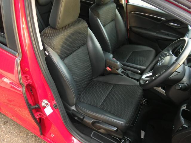 フィットハイブリッド Ｌパッケージ　Ｈｏｎｄａインターナビ・ＴＶ　リアカメラ　ＥＴＣ　ＬＥＤヘッドライト　オートリトラミラー　純正１５インチアルミホイル　４ＷＤ（13枚目）