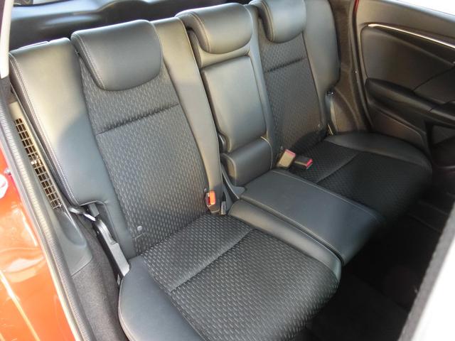 フィットハイブリッド Ｌパッケージ　Ｈｏｎｄａインターナビ・ＴＶ　リアカメラ　ＥＴＣ　ＬＥＤヘッドライト　オートリトラミラー　純正１５インチアルミホイル　４ＷＤ（14枚目）