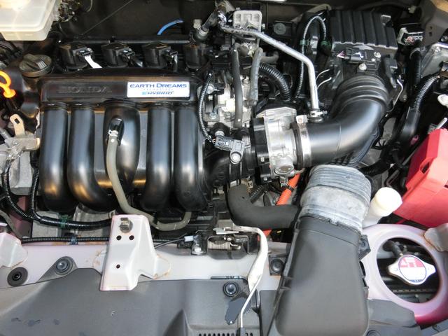 フィットハイブリッド Ｌパッケージ　Ｈｏｎｄａインターナビ・ＴＶ　リアカメラ　ＥＴＣ　ＬＥＤヘッドライト　オートリトラミラー　純正１５インチアルミホイル　４ＷＤ（17枚目）