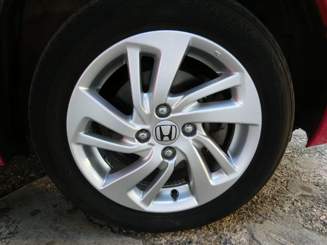 フィットハイブリッド Ｌパッケージ　Ｈｏｎｄａインターナビ・ＴＶ　リアカメラ　ＥＴＣ　ＬＥＤヘッドライト　オートリトラミラー　純正１５インチアルミホイル　４ＷＤ（19枚目）