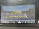 【リアカメラ】リバースに入れるだけで後方の映像が映ります。安全確認や、狭い駐車場での車庫入れ、雨の日や夜間など視界の悪い時に便利です。安全にバックする為には欠かせない装備です。