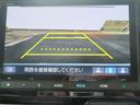 【リアカメラ】リバースに入れるだけで後方の映像が映ります。安全確認や、狭い駐車場での車庫入れ、雨の日や夜間など視界の悪い時に便利です。安全にバックする為には欠かせない装備です。