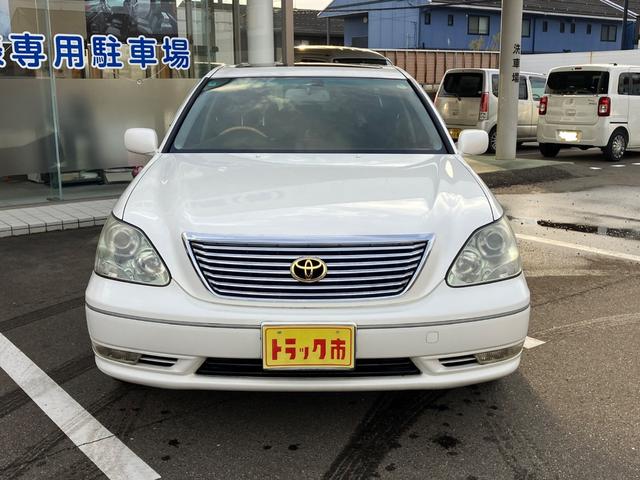 セルシオ Ｃ仕様　インテリアセレクション　セルシオ　エアサス　シートメモリー　クルコン　オートマチックハイビーム　フロントフォグランプ　ナビ　パワーシート　バックカメラ　サンルーフ　ＥＴＣ　電動格納ミラー　ＲＥＧＮＯタイヤ　１２ヶ月点検付（3枚目）