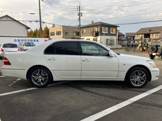 セルシオ Ｃ仕様　インテリアセレクション　セルシオ　エアサス　シートメモリー　クルコン　オートマチックハイビーム　フロントフォグランプ　ナビ　パワーシート　バックカメラ　サンルーフ　ＥＴＣ　電動格納ミラー　ＲＥＧＮＯタイヤ　１２ヶ月点検付（8枚目）