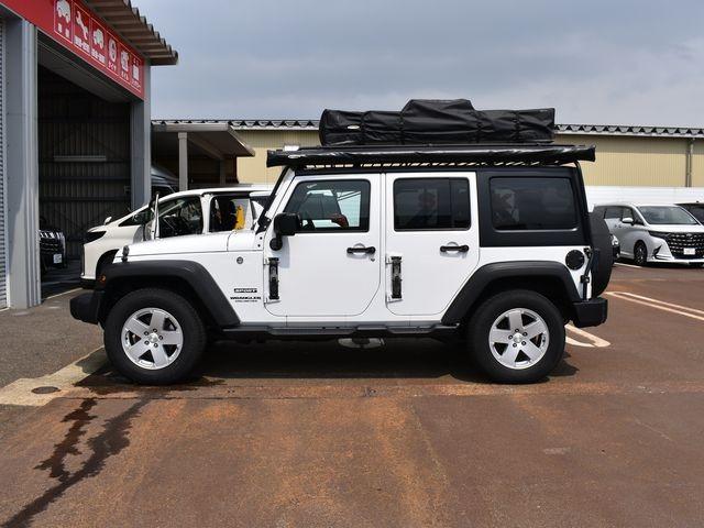 ジープ・ラングラーアンリミテッド スポーツ　４ＷＤ　スミティビルト製ルーフテント　オーニング　バハラックルーフキャリア　ナビＴＶ　バックカメラ　後期モデル　クルーズコントロール　背面タイヤカバー　サイドカメラ　キーレス　ＥＴＣ　ワンオーナー車（9枚目）