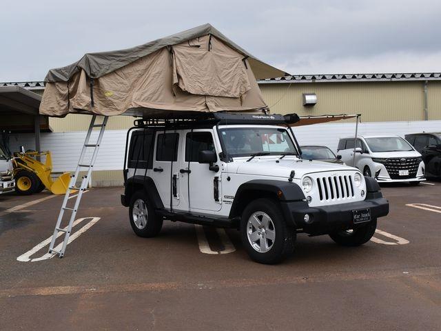 ジープ・ラングラーアンリミテッド スポーツ　４ＷＤ　スミティビルト製ルーフテント　オーニング　バハラックルーフキャリア　ナビＴＶ　バックカメラ　後期モデル　クルーズコントロール　背面タイヤカバー　サイドカメラ　キーレス　ＥＴＣ　ワンオーナー車（13枚目）