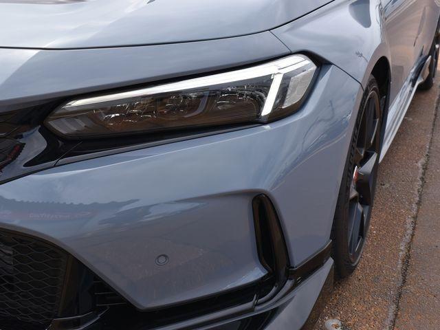 シビック タイプＲ　６速マニュアルターボ　９インチホンダコネクトナビ　バックカメラ　無限フロントスポイラー　純正レザーステアリング　専用シート　ブレンボ製キャリパー　ワンオーナー車　大型リアウィング　ＥＴＣ２．０（64枚目）