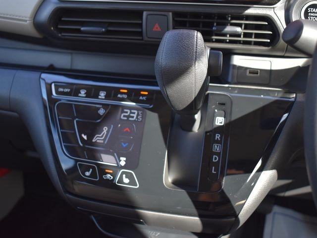 ｅＫワゴン Ｇ　４ＷＤ　９インチオリジナルナビ　フルセグＴＶ　Ｂｌｕｅｔｏｏｔｈ　２トーンカラー　バックモニター付きルームミラー　三菱ｅ－アシスト　プッシュスタート　シートヒーター　オートエアコン　ワンオーナー車（16枚目）