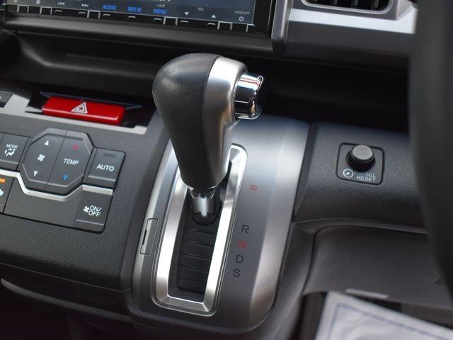 ステップワゴンスパーダ Ｚ　クールスピリット　４ＷＤ　純正９インチメモリーナビ　フルセグＴＶ　バックカメラ　両側パワースライドドア　クルーズコントロール　ハーフレザーシート　スマートキー　ＨＩＤライト　ＥＴＣ　純正アルミホイール　オートエアコン（16枚目）