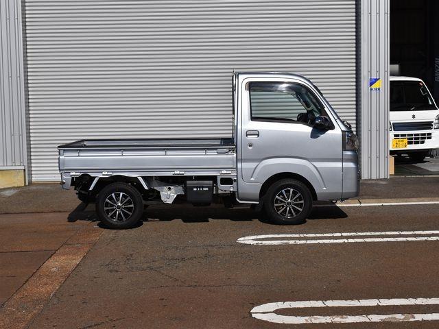 ハイゼットトラック エクストラ　４ＷＤ　オートマチック　メモリーナビ　フルセグＴＶ　Ｂｌｕｅｔｏｏｔｈ　キーレス　ＬＥＤライト　フォグランプ　ＥＴＣ　荷台ゴムマット　社外アルミ　メッキドアミラー　ワンオーナー車　マット　バイザー（4枚目）