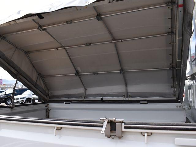 キャリイトラック ＫＣエアコン・パワステ　４ＷＤ　５速マニュアル　左右開閉ホロ　エアコン　パワステ　純正ラジオ　Ｗエアバック　アルミホイール　荷台ゴムマット　荷台プロテクター　車内マット　ドアバイザー（6枚目）