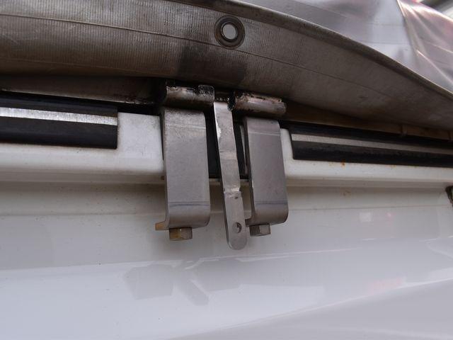 キャリイトラック ＫＣエアコン・パワステ　４ＷＤ　５速マニュアル　左右開閉ホロ　エアコン　パワステ　純正ラジオ　Ｗエアバック　アルミホイール　荷台ゴムマット　荷台プロテクター　車内マット　ドアバイザー（8枚目）