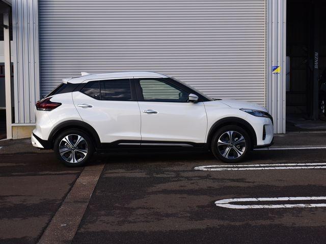 キックス Ｘ　ＦＯＵＲ　ツートーンインテリアエディション　ブラウン内装　４ＷＤ　純正９インチナビＴＶ　アラウンドビューＭ　ドラレコ　プロパイロット　ＥＴＣ　レザーシート　インテリジェントルームミラー　シートヒーター　純正アルミ　ステアリングヒーター　禁煙車（12枚目）