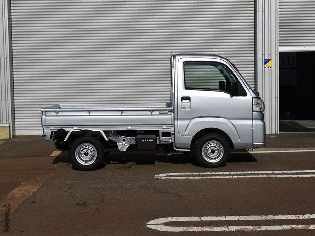 ハイゼットトラック スタンダード 農用スペシャル 4WD 届出済未使用車 5速マニュアル スマートアシスト 4枚リーフスプリング コーナーセンサー LED荷台作業灯 スーパーデフロック Wエアバック エアコン パワステ 純正ラジオ 純正ラバーマット(4枚目)