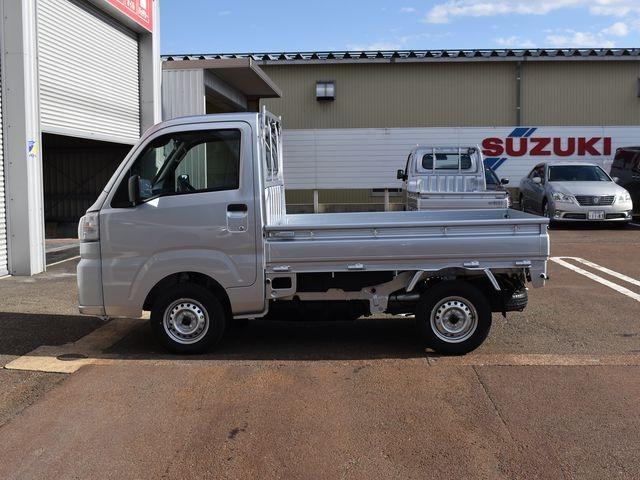 ハイゼットトラック スタンダード 農用スペシャル 4WD 届出済未使用車 5速マニュアル スマートアシスト 4枚リーフスプリング コーナーセンサー LED荷台作業灯 スーパーデフロック Wエアバック エアコン パワステ 純正ラジオ 純正ラバーマット(7枚目)