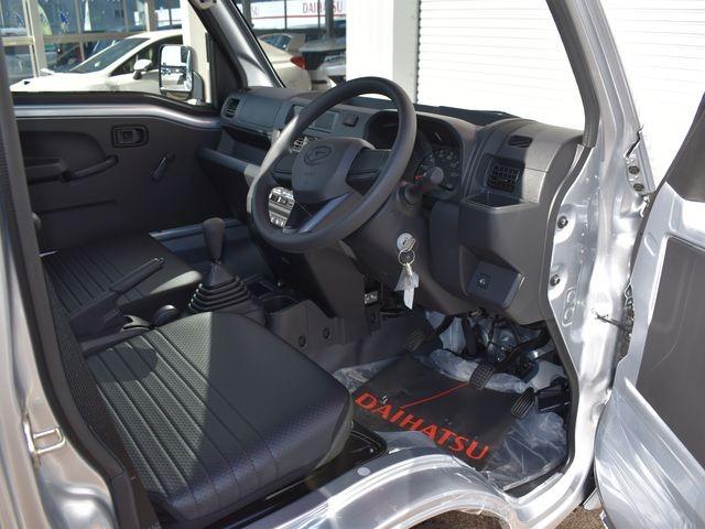 ハイゼットトラック スタンダード 農用スペシャル 4WD 届出済未使用車 5速マニュアル スマートアシスト 4枚リーフスプリング コーナーセンサー LED荷台作業灯 スーパーデフロック Wエアバック エアコン パワステ 純正ラジオ 純正ラバーマット(8枚目)
